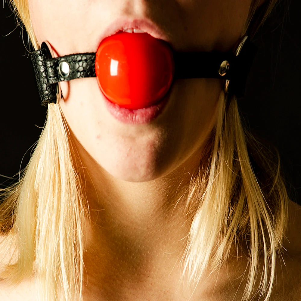 Bollgag och munkavle med röd gagboll och svart rem för BDSM - Chambers of Love