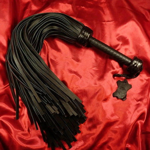108-schwänzige Lederpeitsche aus schwarzem Echtleder mit handgeflochtenem Griff von Chambers of Love
