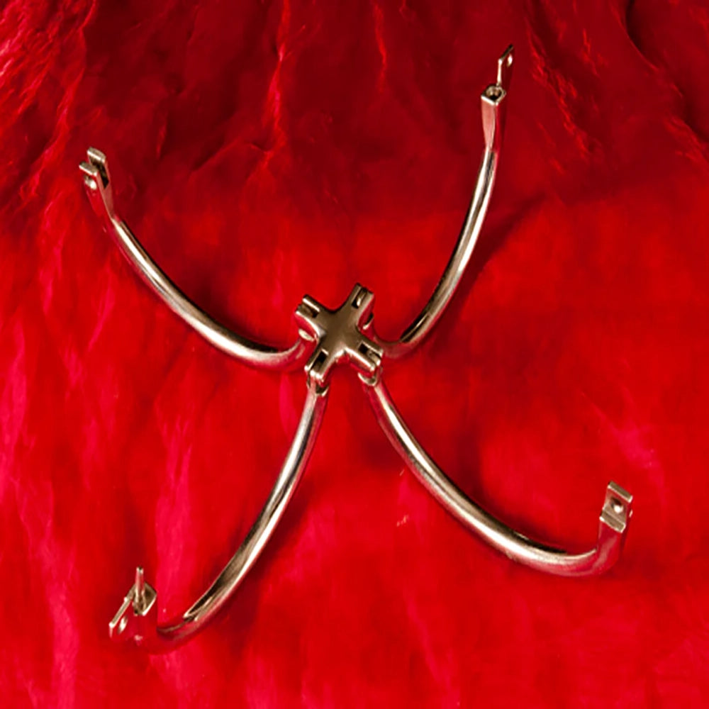 BDSM handbur i rostfritt stål öppen och upplåst – X-formad handledsrestriktion med korsmekanisk låsning från Chambers of Love