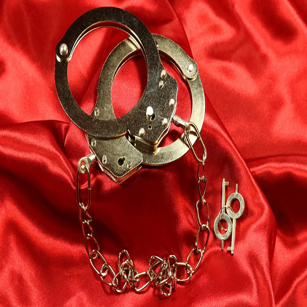 BDSM fotbojor i metall med kedja från Chambers of Love med nycklar och låsbar design