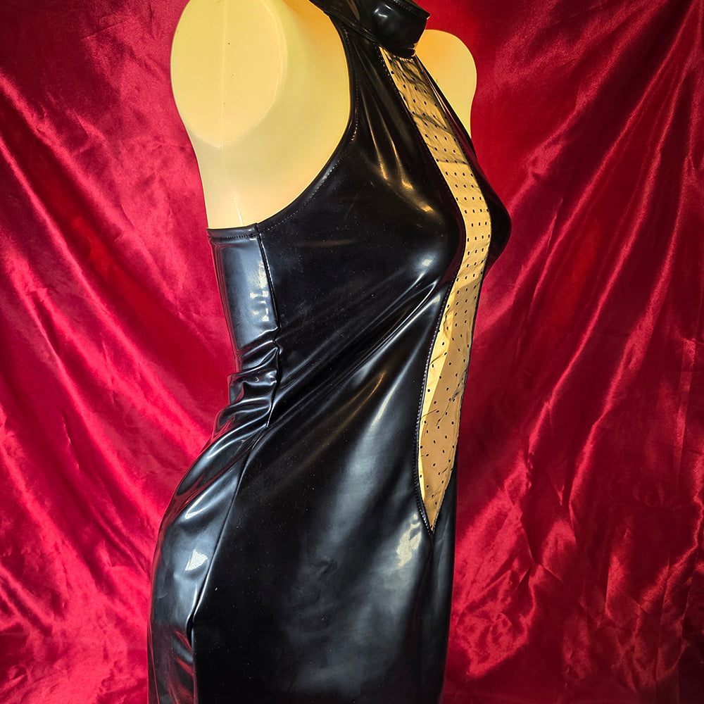 Detailbild: Halsöffnung auf schwarzem Datexkleid mit Mesh – Chambers of Love