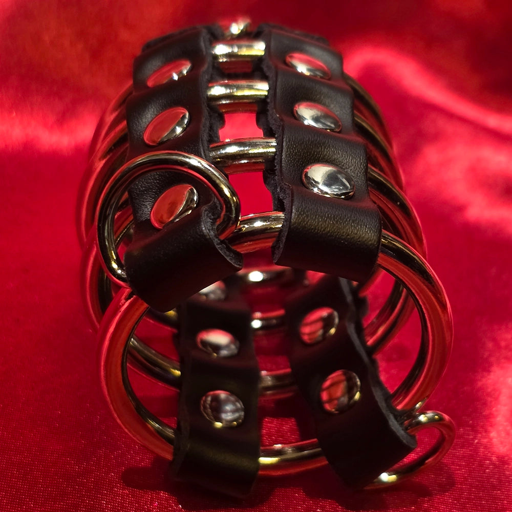  Gates of Hell 5 penis ring – stor basring med D-ringar och PU-läderrem – metall penis ring för CBT från Chambers of Love sortiment !