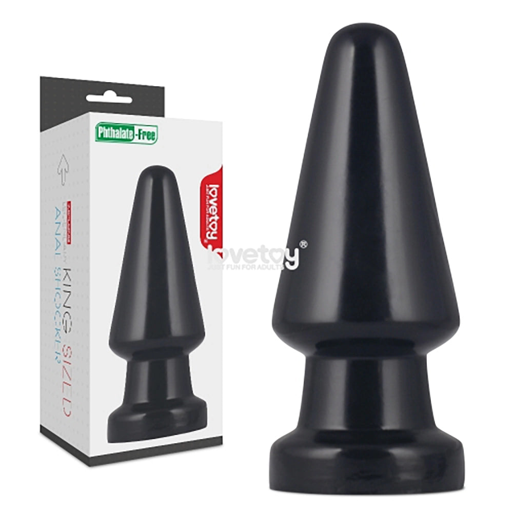King Sized Anal Shocker 2 svart PVC analplugg från Chambers of Love visad bredvid sin LoveToy-kartongförpackning – diskret svart kartong med varumärkeslogotyp
