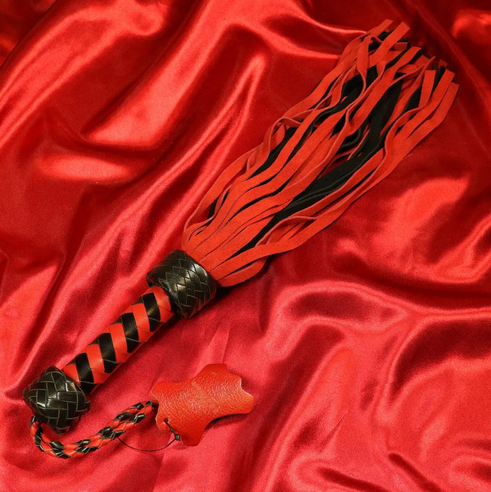 Kort mocka BDSM-flogger 36-svansad röd/svart från Chambers of Love