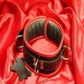 Låsbar Svart BDSM Lädercollar med 3 D-ringar och röd kant från Chambers of Love