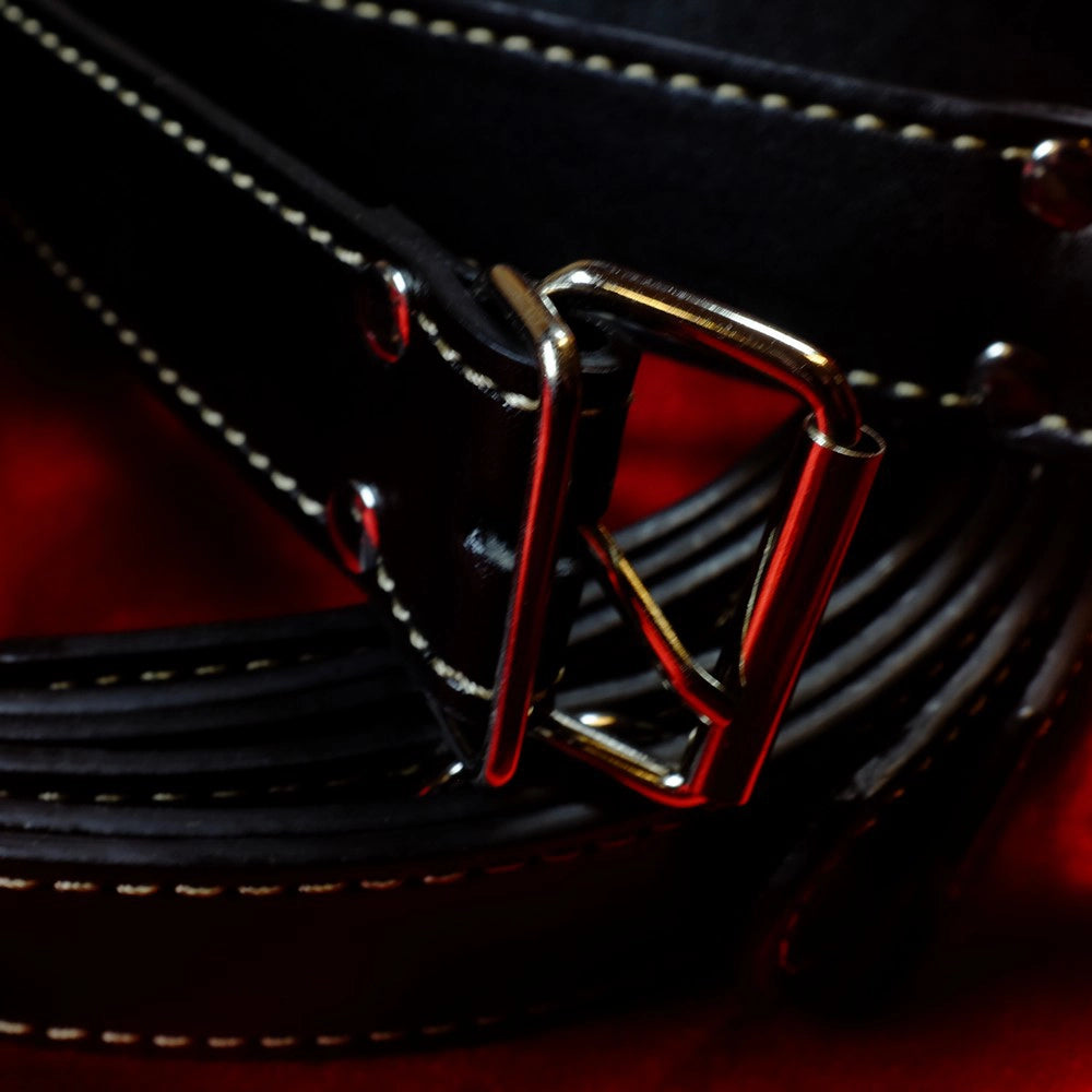 PU-läder bondage rem närbild rullspänne – robust metall rullspänne och dubbel söm – svart bondage rem för säker BDSM fixering från Chambers of Love