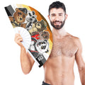Pride-Fächer BEARS ZOO Bobo Bear, 64 cm großer Klapperfächer mit Bear Pride-Figuren – Lederbär, Panda, Otter und mehr – vor den Farben der Bear Pride-Flagge. Wird von einem Model gehalten. Von Chambers of Love.