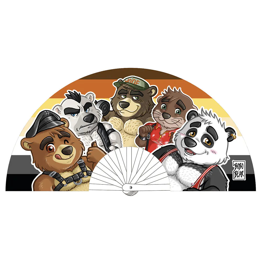 Pride Fan BEARS ZOO Bobo Bear – Nahaufnahme bekannter Bärenfiguren, darunter ein Lederbär mit Mütze, ein Panda in roter Lederjacke und ein Otter. Im Hintergrund sind die Farben der Bären-Pride-Flagge zu sehen. Aus Chambers of Love.