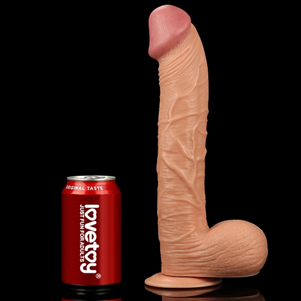 Realistisk dildo med pung LoveToy Legendary King-Sized storleksjämförelse med burk 33 cm från Chambers of Love sortiment.