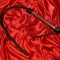 Single tail silikon piska med metallhandtag från Chambers of Love — svart silikon svans med rostfritt stål handtag