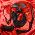 Svart pälsfodrat BDSM-kit 7 delar – ögonmask, munkavel, flogger, rep och klämmor- Chambers of Love 