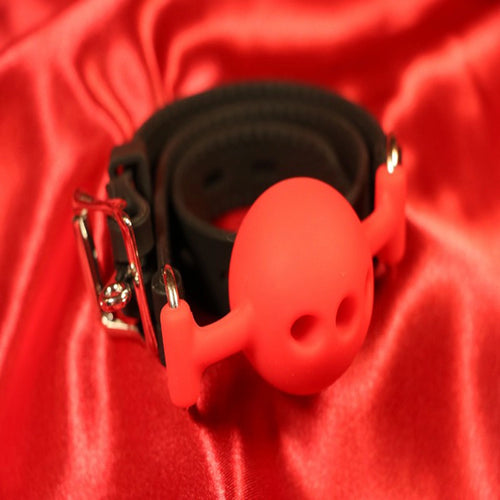 Andningsbar silikon boll gag i storlek L och röd färg från Chambers of Love för BDSM och bondage