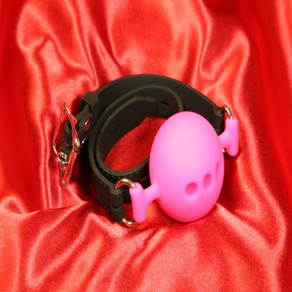 Atmungsaktiver Silikon-Ballknebel in Größe L und rosa Farbe von Chambers of Love für BDSM und Bondage