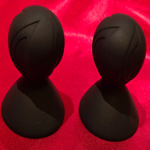 2 stycken Svarta silikone BDSM Sugkoppar för bröstvårtor 7 x Ø5,4 cm från Chambers of Loves sortiment