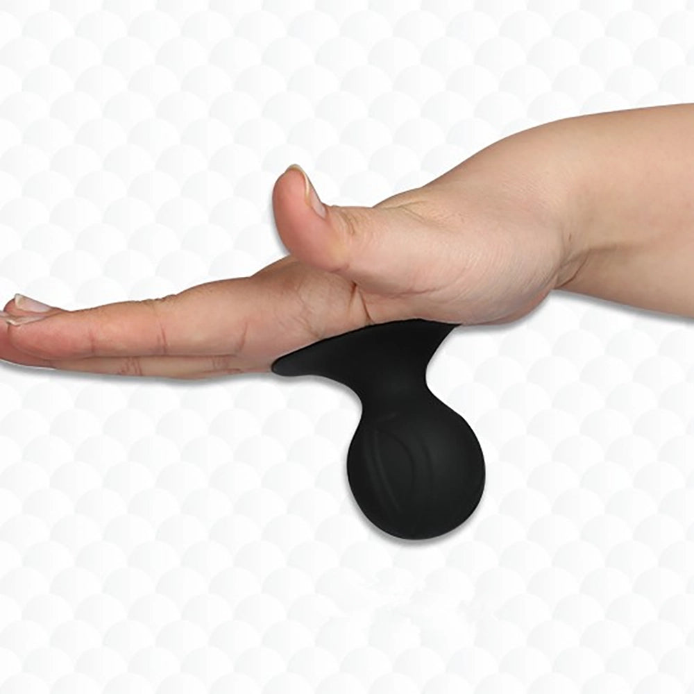 Den Svarta silikone BDSM Sugkoppar för bröstvårtor 7 x Ø5,4 cm från Chambers of Loves sortiment fast på en hand 