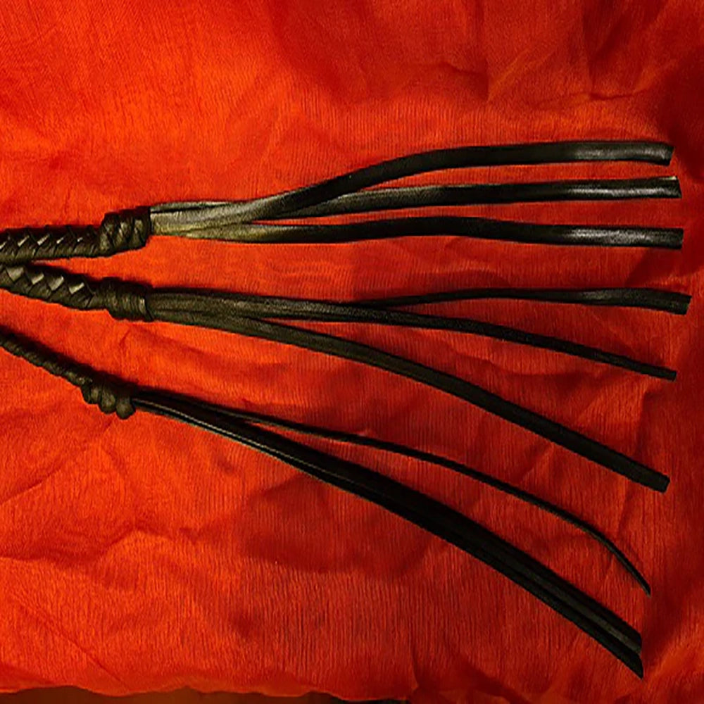 Flätad  9-svansad läderpiska från Chambers of Love – premium läder för BDSM sessioner
