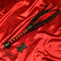 Kurze Schamanen-Peitsche, rot-schwarz, aus Wildleder und Kunstpelz von Chambers of Love
