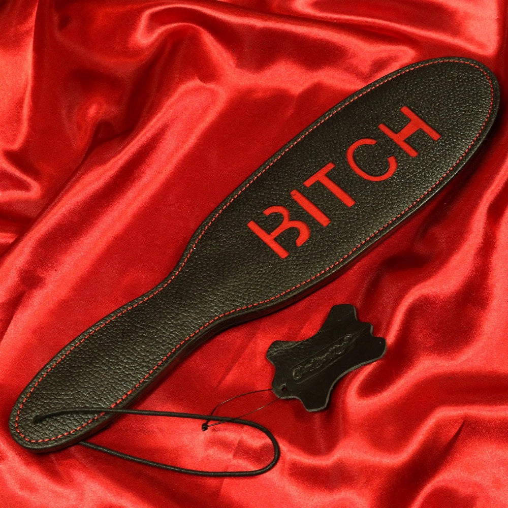 BDSM läderpaddel BITCH svart med röd inskription från Chambers of Love