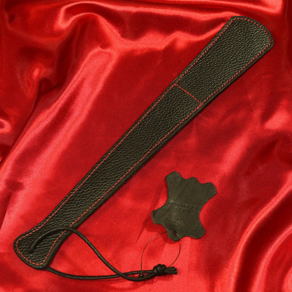 BDSM-Lederpaddel Double Stroke, Vorderseite schwarz mit roten Nähten von Chambers of Love