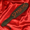 BDSM-Lederpaddel SPANK ME, schwarz mit roter Aufschrift von Chambers of Love