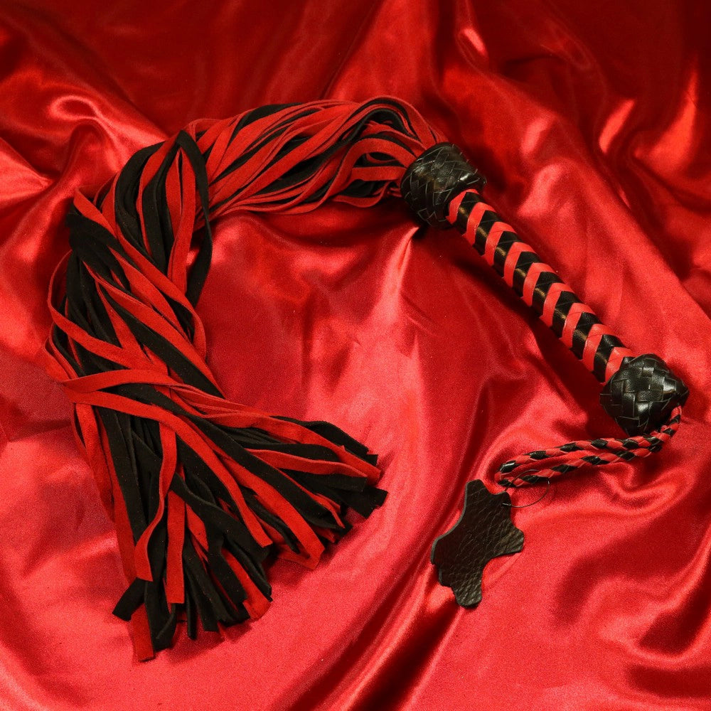 72-svansad röd-svart mocka flogger, exklusiv BDSM-redskap från Chambers of Love