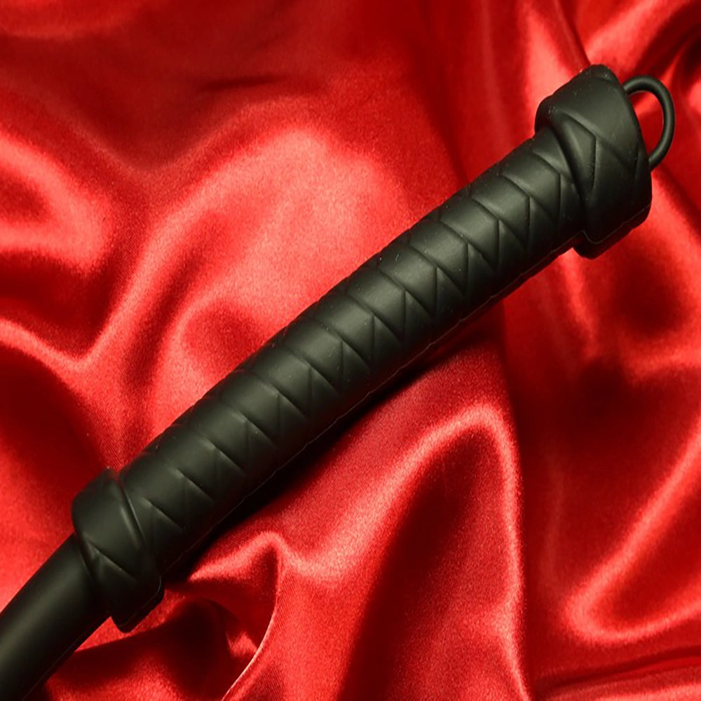 Detaljbild av svart silikonpiska single tail konisk handtag från Chambers of Love – texturerad grepp med ergonomisk design för säker kontroll
