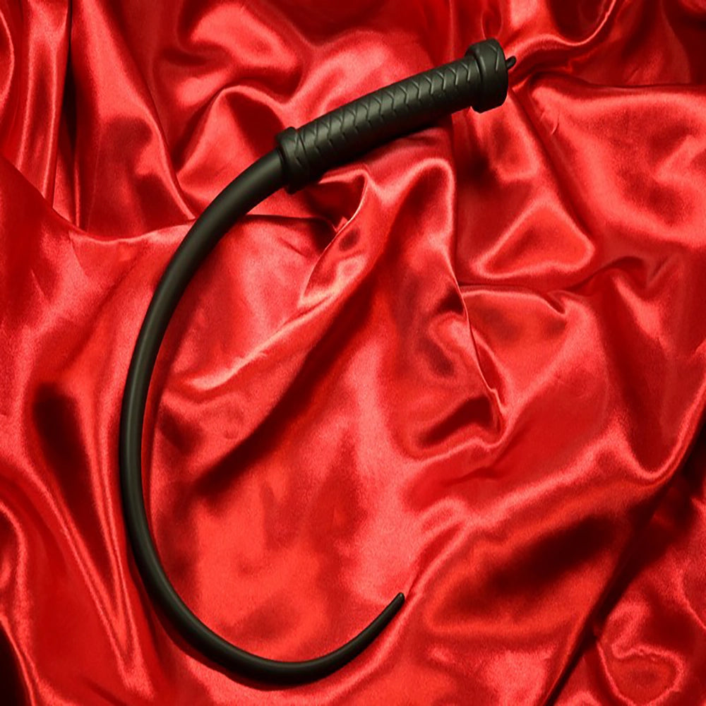 Lång svart silikonpiska single tail konisk från Chambers of Love – premium BDSM piska med flexibel avsmalnande svans för intensiv impact sessioner