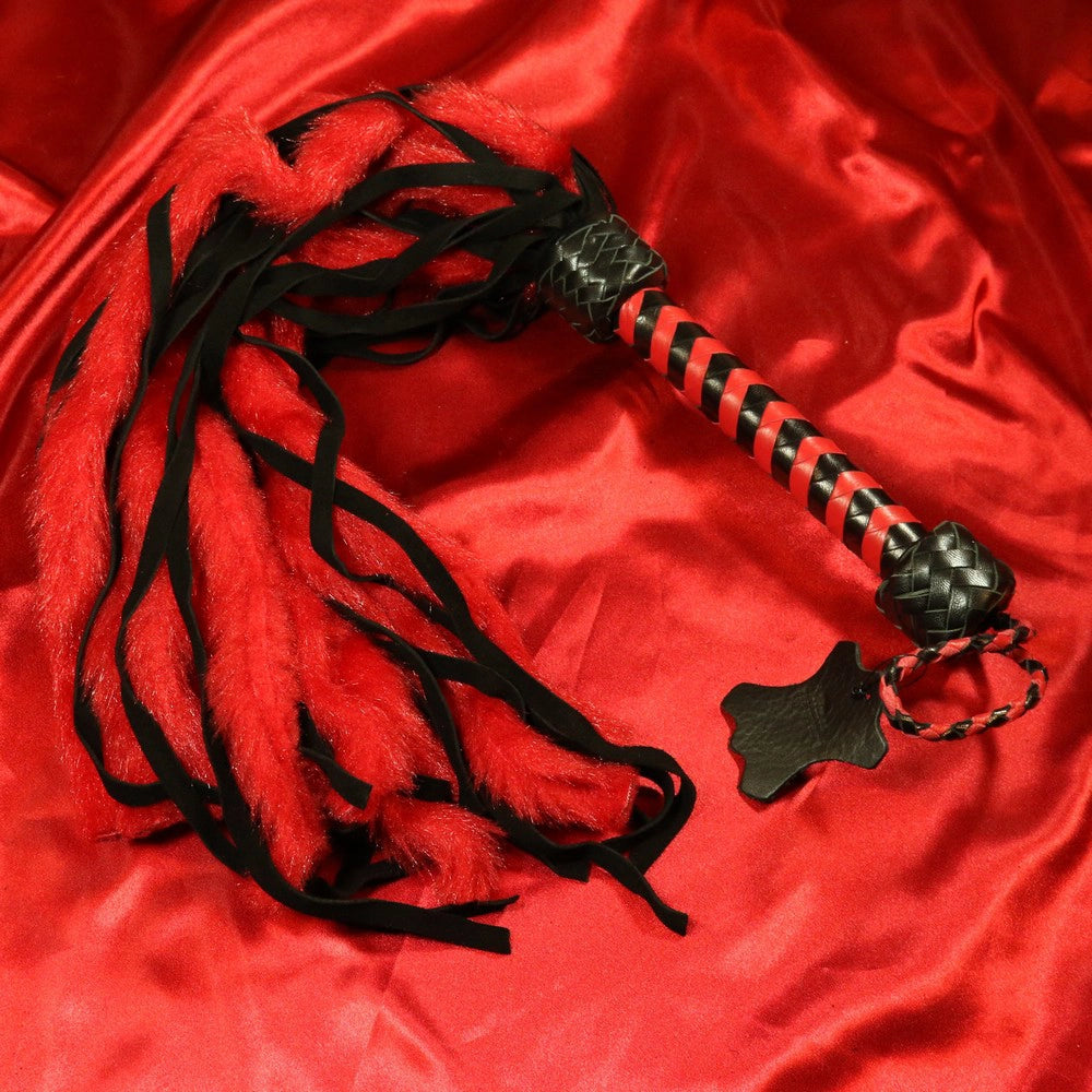 Lång Shaman flogger röd-svart med mockaläder och fuskpäls från Chambers of Love