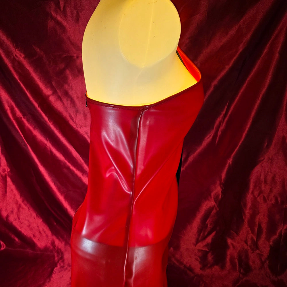 Rotes Datexkleid mit schwarzem Keil vorn