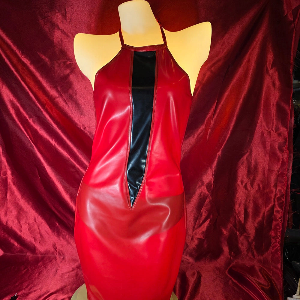Rotes Datexkleid mit schwarzem Keil vorn