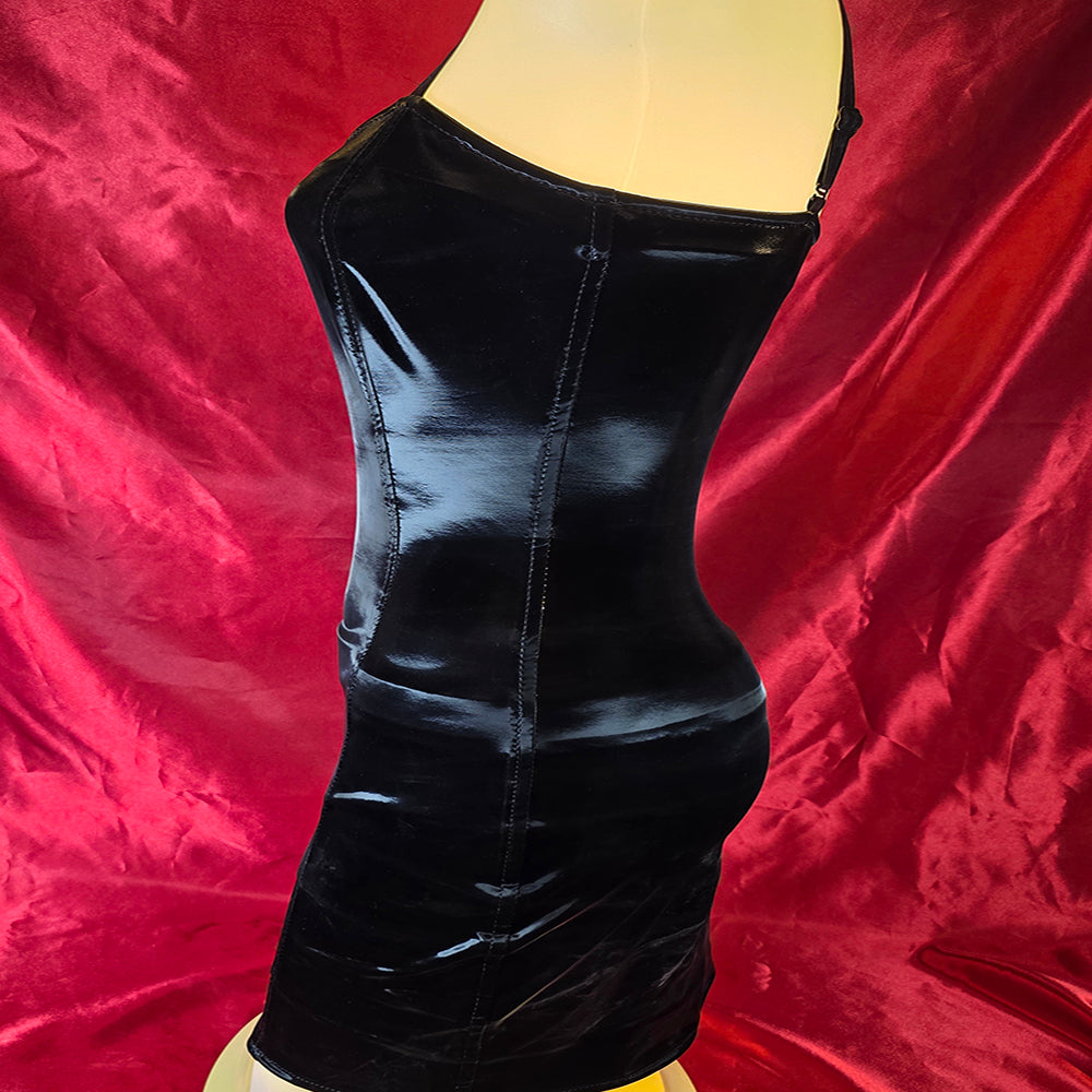 Schwarzes Satin-PU-Kleid mit glänzendem Finish – linke Seite – Chambers of Love