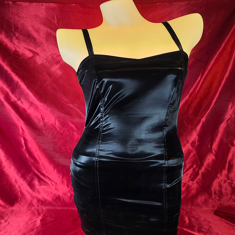 Schwarzes Satin-PVC-Kleid mit glänzendem Finish – Chambers of Love