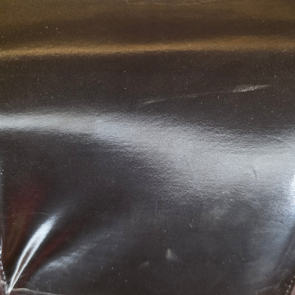 Detailbild: Satin-PVC-Material auf schwarzem Kleid – Chambers of Love