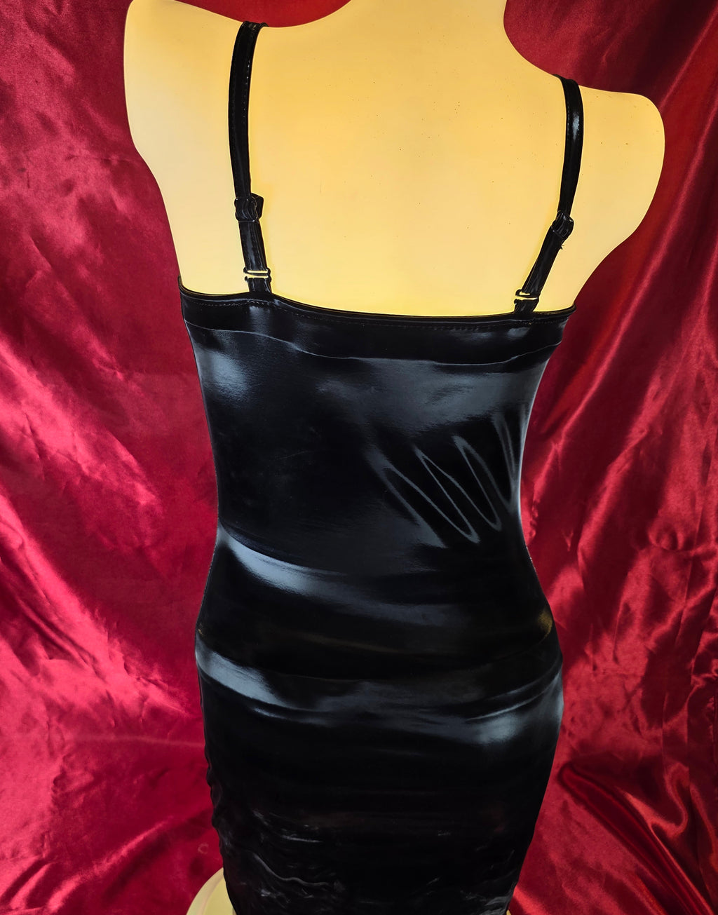 Schwarzes Satin-PVC-Kleid mit glänzendem Finish – Rückansicht – Chambers of Love