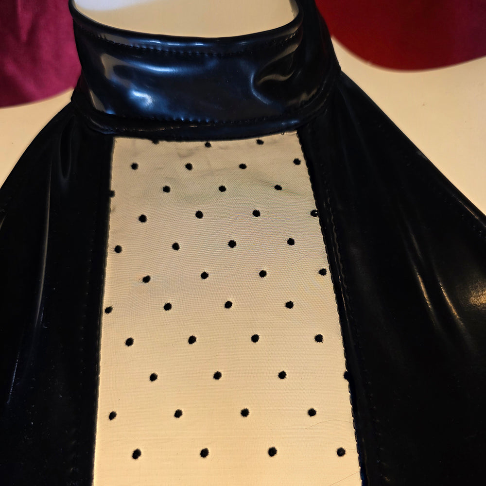 Detailbild: Halsöffnung auf schwarzem Datexkleid mit Mesh – Chambers of Love