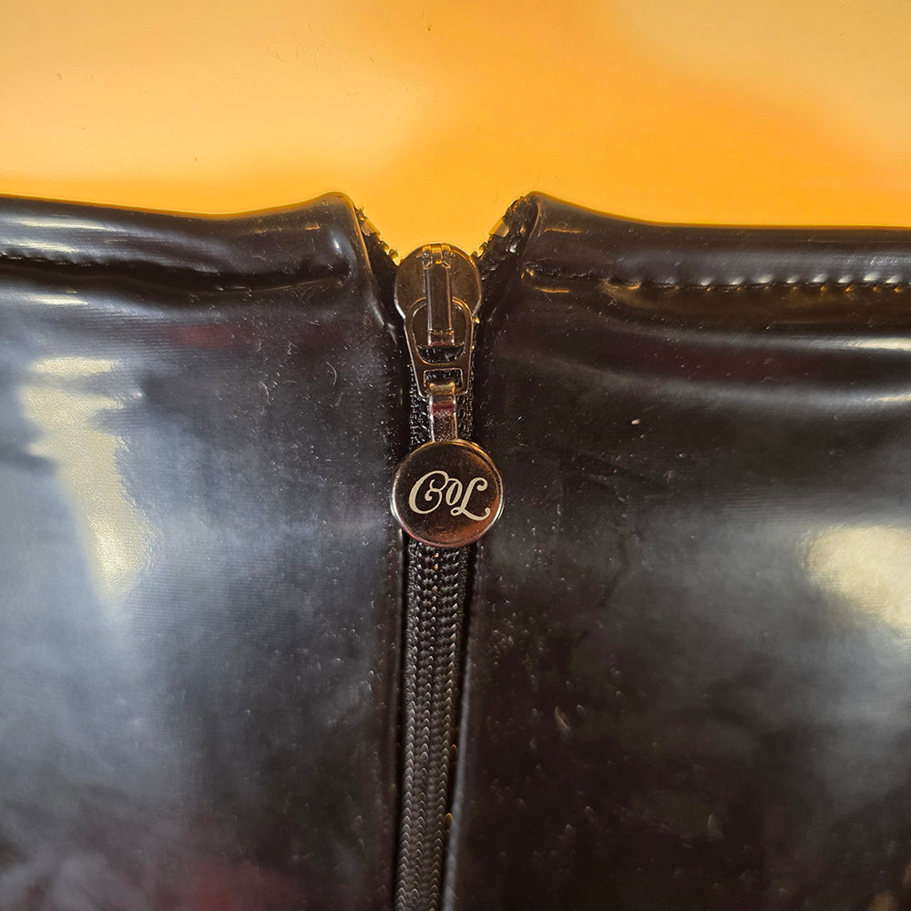 Detailbild: Reißverschluss auf schwarzem Datexkleid mit Mesh – Chambers of Love