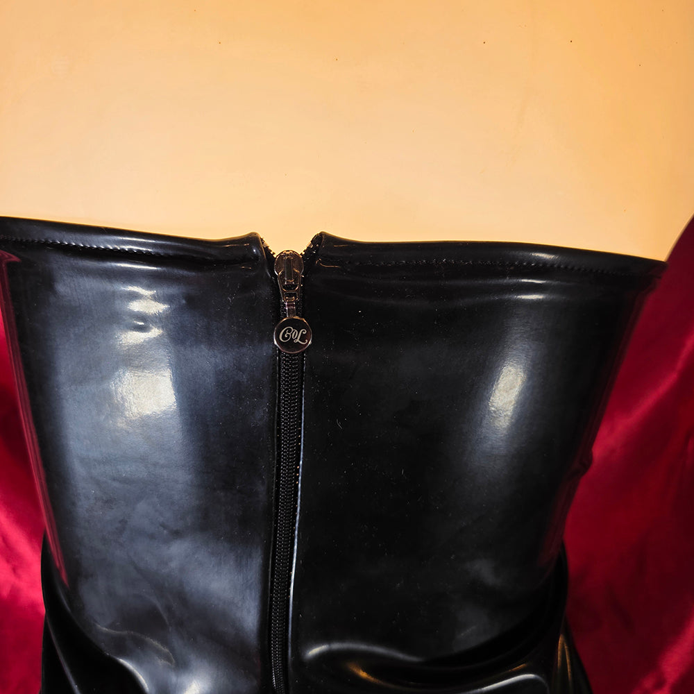 Schwarzes Datexkleid im glänzenden Datex-Material – Rückansicht – Chambers of Love