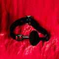 Silikon Ball Gag svart med 40 mm boll, justerbara PU-remmar och låsbar funktion hos Chambers of Love