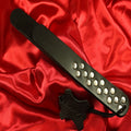 Tre-Svansad BDSM Slapper svart läder med rostfritt stål nitar från Chambers of Love