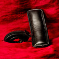 Vadderade BDSM läderhandbojor med hankykod i svart – 6,5 cm breda – Chambers of Love